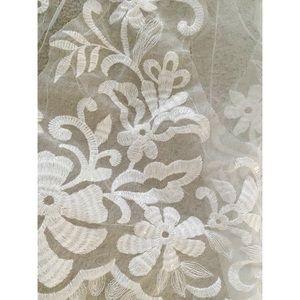 Bridal veil with lace and clear sequence